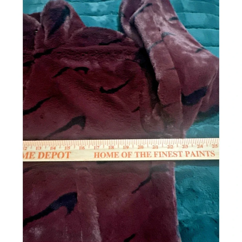 Nike Women Size Small Plush Printed Faux Fur Jacket‎ Burgundy Crush & Black
